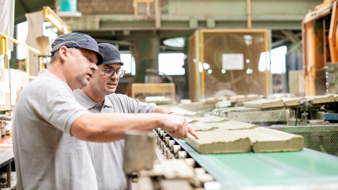 Qualitätscheck Dachziegel Produktion Istighofen