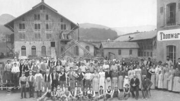 Die Belegschaft der Tonwarenfabrik Laufen AG im Jahr 1895 Tonwarenfabrik Laufen AG 1895