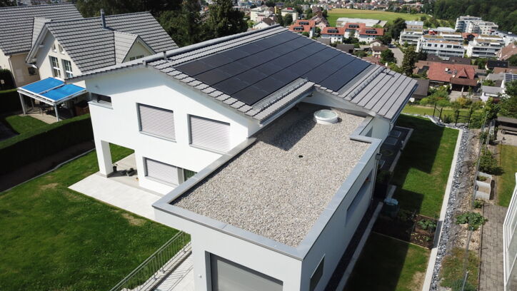 Referenzobjekt EFH Indach-Solarpaneele Referenzobjekt EFH Indach-Solarpaneele
