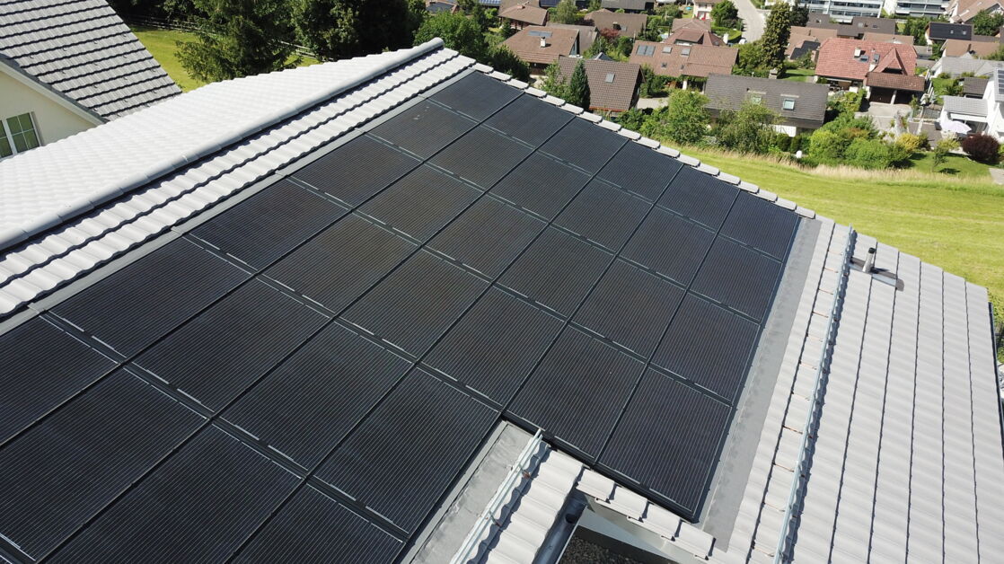 Referenzobjekt EFH Indach-Solarpaneele 