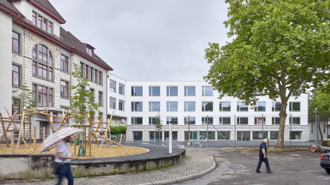 Schulhaus Kirchacker in Neuhausen Schulhaus Kirchacker in Neuhausen