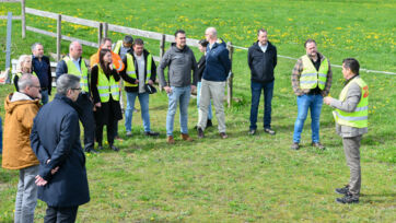 Michael Fritsche vor der Versammlung Einweihung PV-Anlage Laufen 240404
