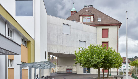 Schulhaus Kirchacker in Neuhausen Schulhaus Kirchacker in Neuhausen
