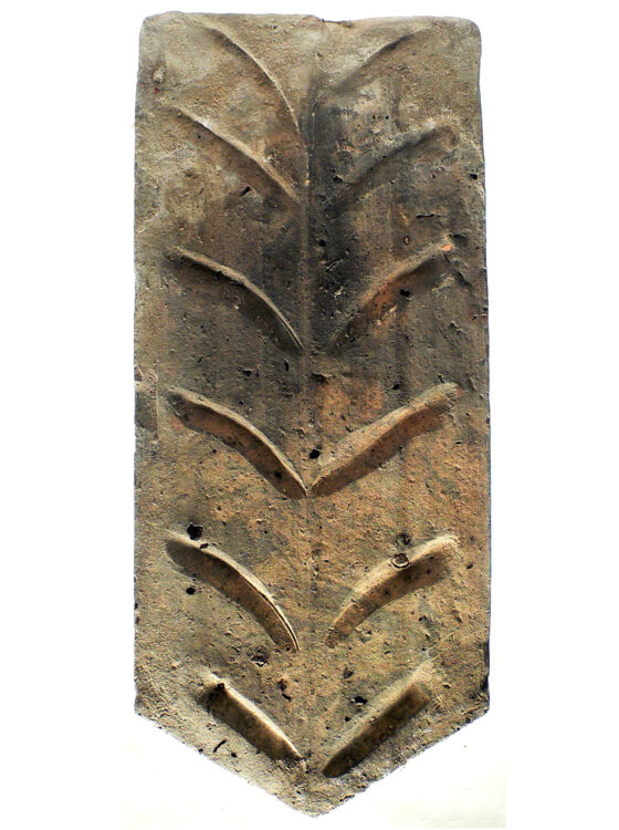 Der Spitzschnitt mit dem Fischgrat- oder Tannen-Ornament datiert wohl aus dem 19. Jahrhundert. Das mit den Fingern aufgebrachte Ornament findet sich oft auf handgemachten Ziegeln. Feierabendziegel